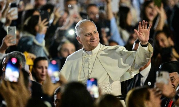 Non un idolo, ma un padre Leone XIV parla ai cuori, diverte i giovani e richiama tutti alla verità del Vangelo (di Lorenzo Iorfino)