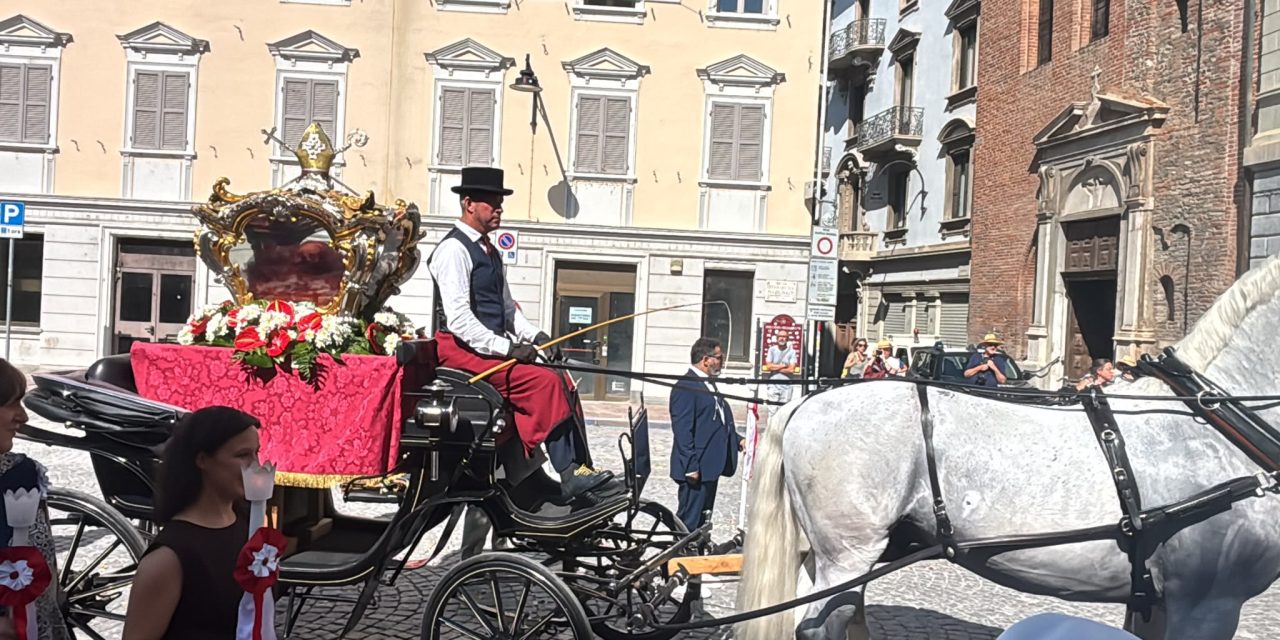 Festa di San Savino – Processione con le reliquie del Santo verso la Cattedrale di Ivrea