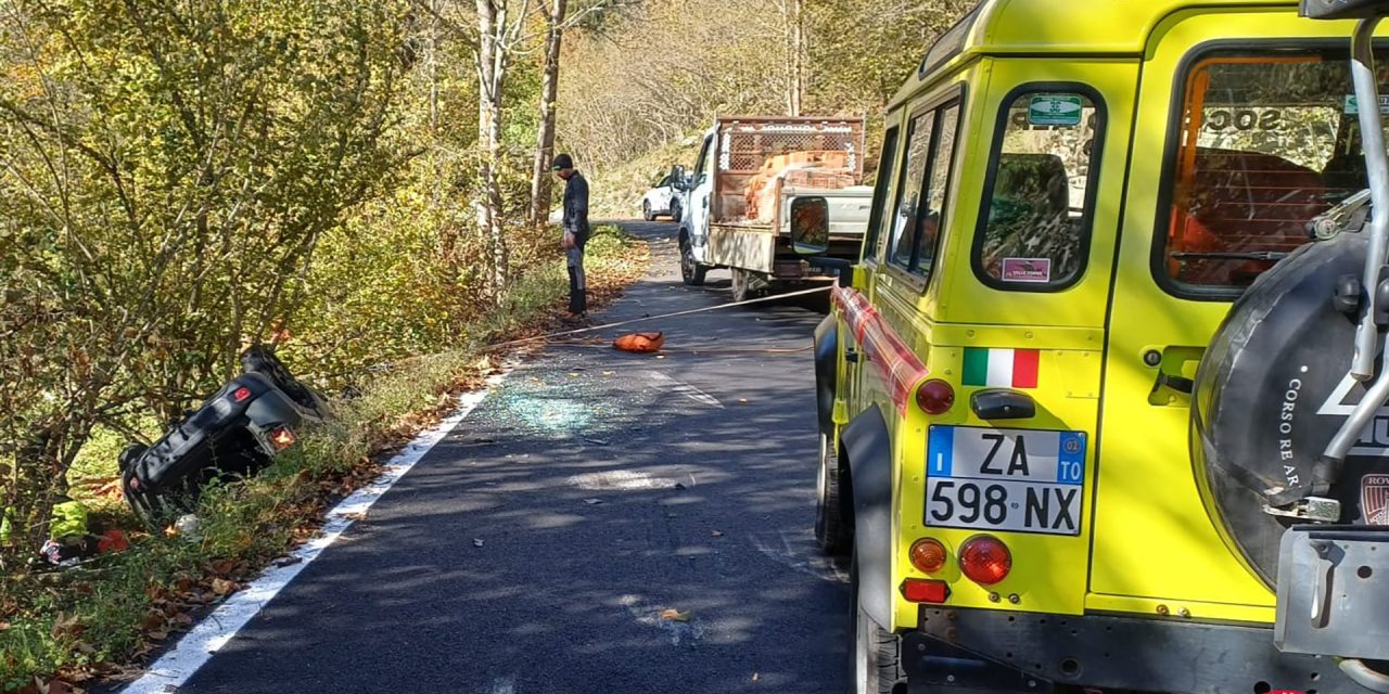 Ronco Canavese, auto fuori strada: conducente soccorso e ricoverato in codice giallo