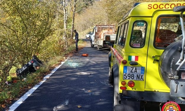 Ronco Canavese, auto fuori strada: conducente soccorso e ricoverato in codice giallo