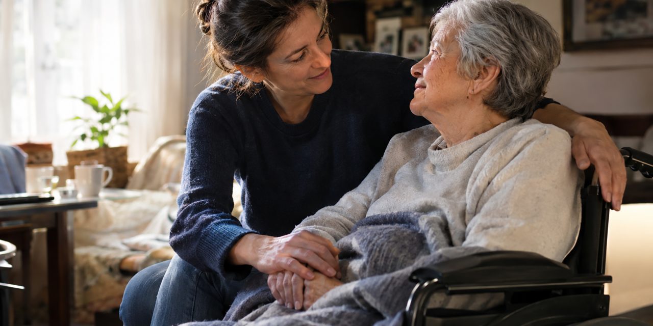 7 milioni di caregiver: nuova legge è un passo avanti, ma sono esclusi tanti familiari che assistono i propri cari (di Cristina Terribili)